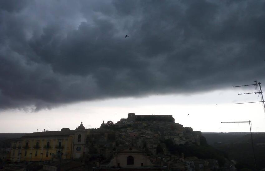 Allerta meteo in tutta la Sicilia: pomeriggio disastroso in provincia di Ragusa. Tromba d’aria ad Acate e incendio causato da un fulmine a Vittoria