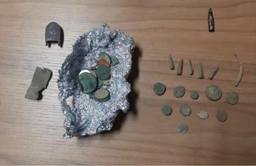 Scavi abusivi a Kamarina: banda di tombaroli fermata dai Carabinieri. Trafugate monete antiche e utensili in metallo di epoca greca