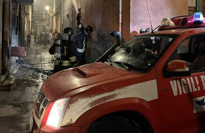 Adrano, pauroso incendio in via Cariola, morto 54enne, ferita la moglie