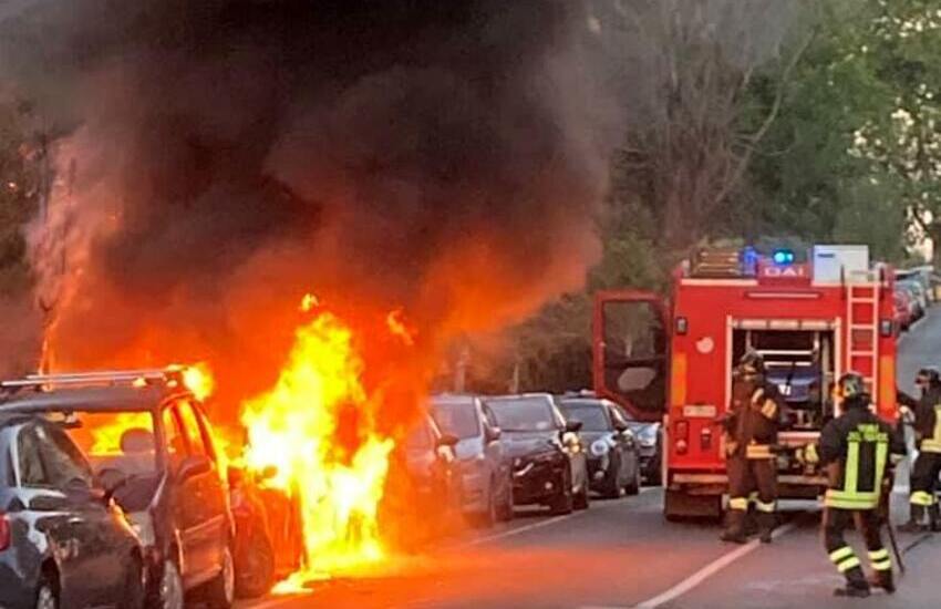 Paura nel Salento. Furgone carico di vestiti prende fuoco sulla Tangenziale Est