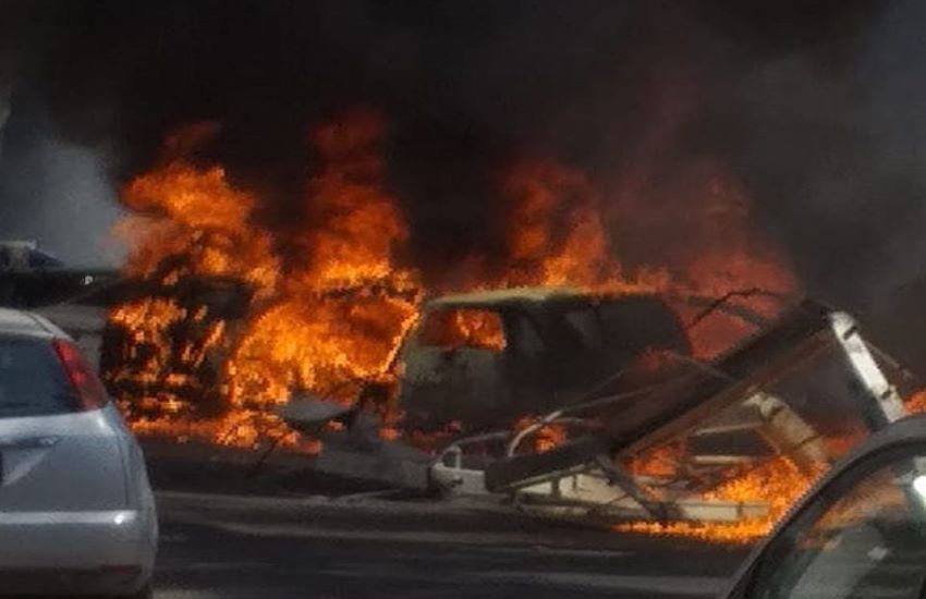 Tre incendi in 200 metri ad Ostia, auto e cassonetti in fiamme