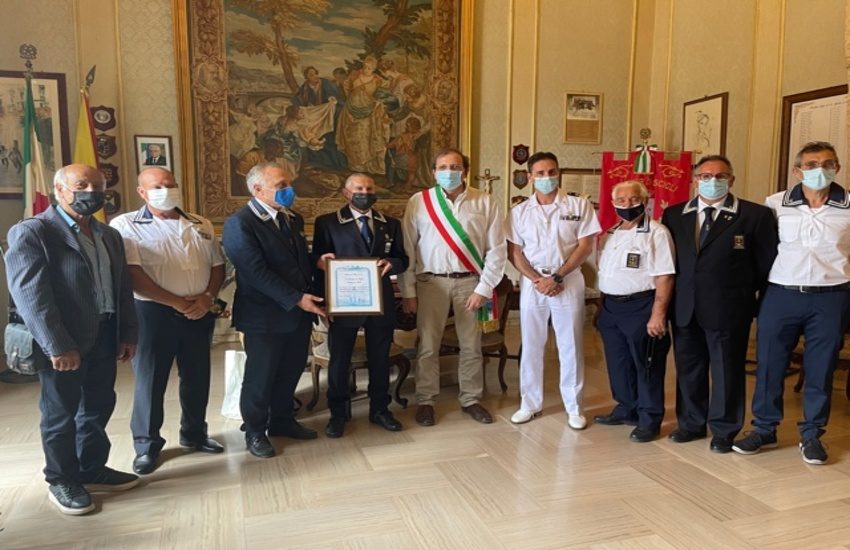 Riconoscimento per l’associazione Marinai d’Italia di Scicli dalle mani  dell’ammiraglio Vincenzo Tedone