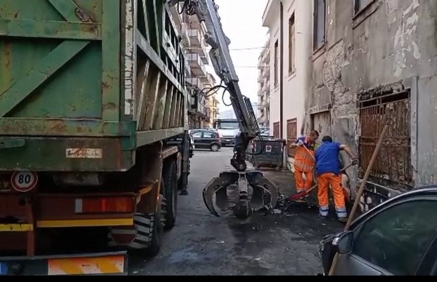 Incendio via Minà Palumbo, “finalmente ieri la strada è stata ripulita”