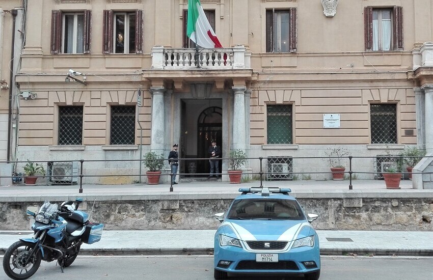 Corso Vittorio Emanuele, chiede cellulare per chiamare taxi ma, poi glielo “scippa”. Arrestato 31enne