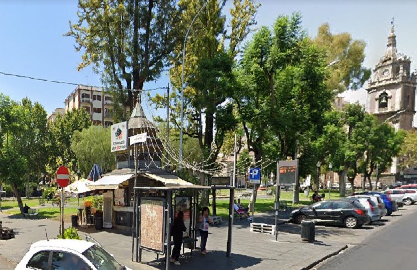 Catania, ubriaco rompe bottiglia in piazza Cavour e minaccia i passanti: arrestato