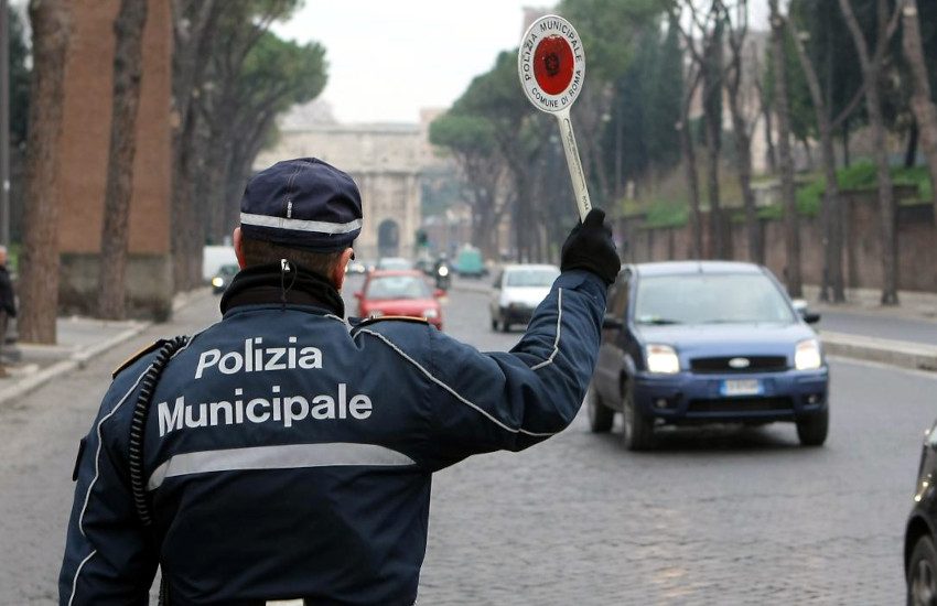 Incidente in città. Maxi tamponamento in centro, sette le auto coinvolte