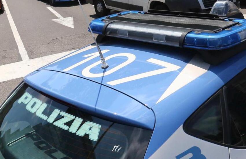 Ruba giocattoli da un’auto in sosta a Pozzuoli, ladro bloccato in tangenziale