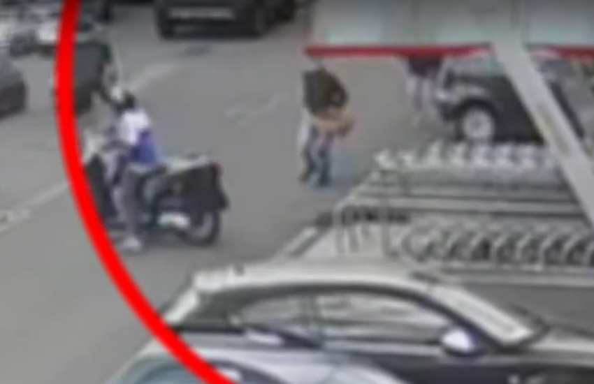 [VIDEO] Gravina di Catania, rapina andata male in un noto centro commerciale, il ladro cade più volte dallo scooter