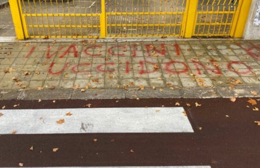 Frase No Vax davanti ad una scuola, indaga la Digos