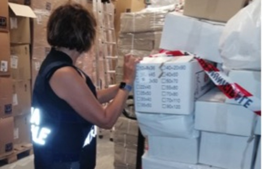 Palermo, sequestrata oltre mezza tonnellata di sacchetti di plastica vietati in Corso Calatafimi