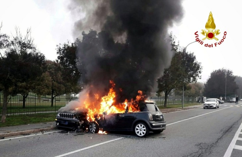 Settimo, incidente stradale: 2 auto prendono fuoco