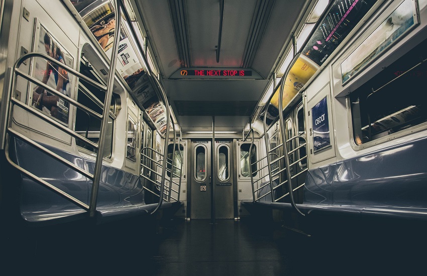Passeggeri accoltellati sulla metro: 15 feriti (aggressore dà fuoco a uno dei sedili)