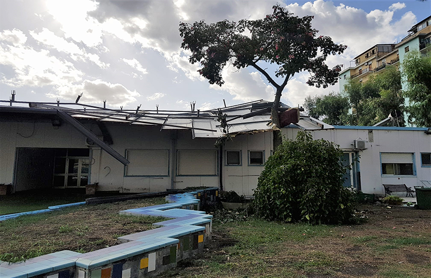 Maltempo a Catania, distrutto il tetto di un asilo comunale