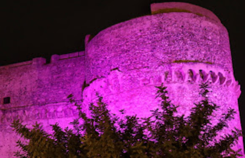 Lottai ai tumori, il Castello Aragonese si tinge di rosa