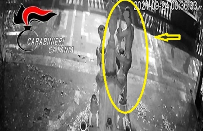 Caltagirone, 18enne ubriaco distrugge fontana e vasi ornamentali della villa comunale, identificato e denunciato
