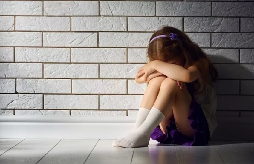 Violenza choc: patrigno abusa della figlia 13enne della compagna incinta