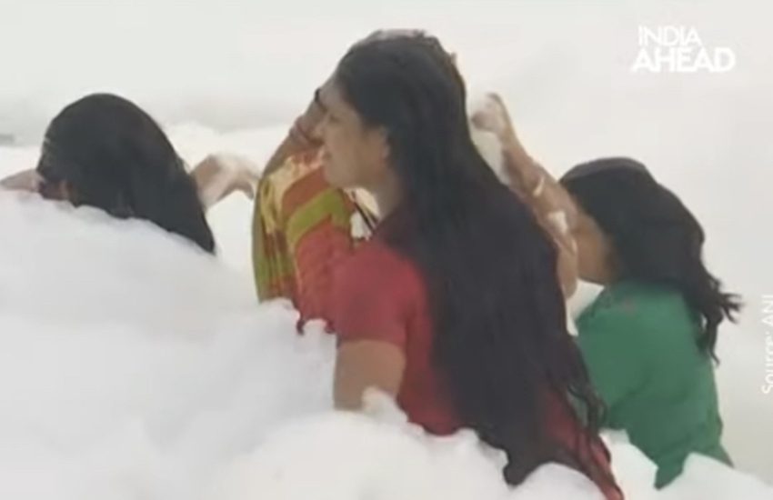 Nuova Delhi, bagno di schiuma nel fiume: che c’è di grave? (guarda il video)