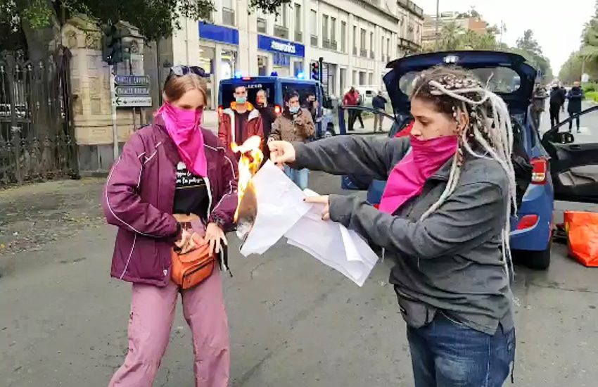 Violenza sulle donne, a Catania si brucia la disposizione del Prefetto: “Assurdo vietare cortei oggi”