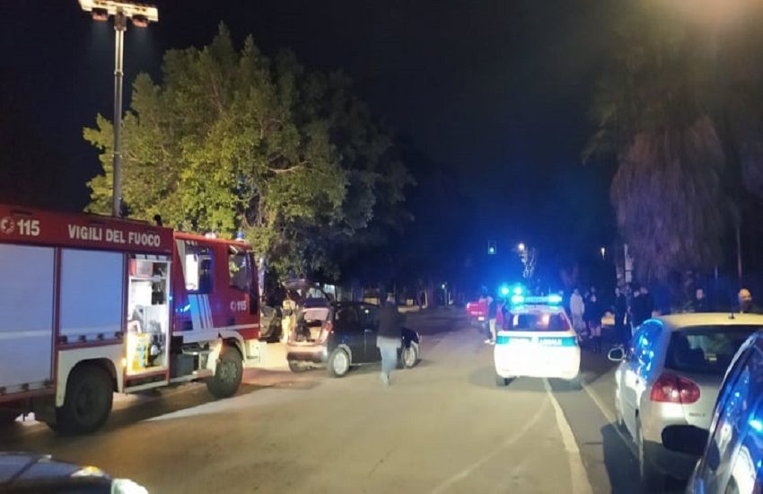 Viale Ulisse, paura per un incidente: una persona estratta dalle lamiere, 4 feriti