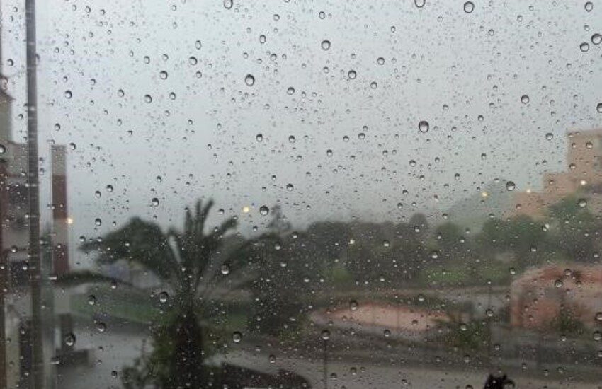 Meteo: è ancora allerta gialla. Disagi in tutta la provincia di Ragusa. A Vittoria un’auto sprofonda in una buca