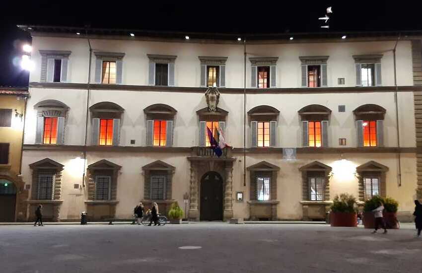Palazzo Strozzi: luci accese per la Giornata internazionale per l’eliminazione della violenza sulle donne