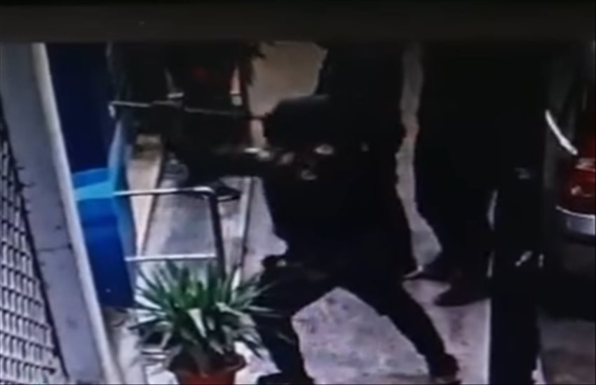 Incappucciati fanno irruzione in un negozio di Arzano, lo sfogo del titolare: “In 4 minuti rovinate la vita ad una persona” (VIDEO)