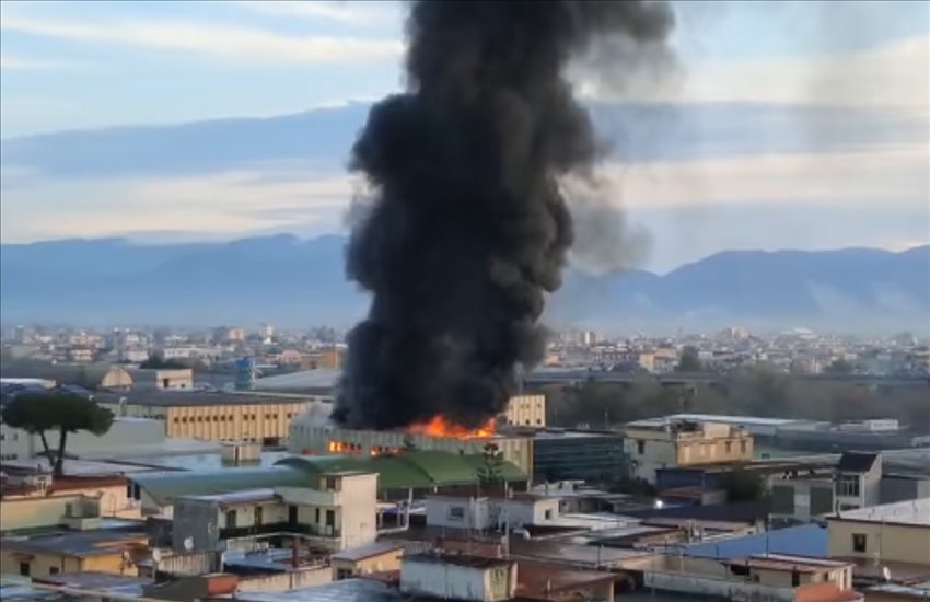 Incendio ad Arzano di un capannone industriale, fumo nero visibile a chilometri di distanza (VIDEO)