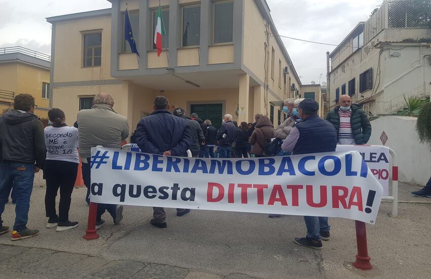 Il Comitato cittadino di Bacoli attacca il sindaco Della Ragione: “Strumentalizzato il gesto dell’uomo che voleva darsi fuoco”