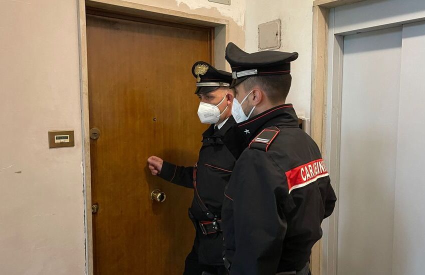 13enne lasciato solo in casa per mesi: viveva con un cane, due gatti e i conigli