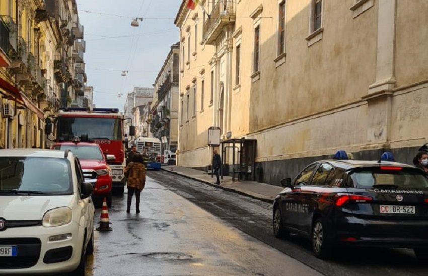 Boggio Lera, crolla parte del tetto: classi evacuate, Vigili del Fuoco sul posto