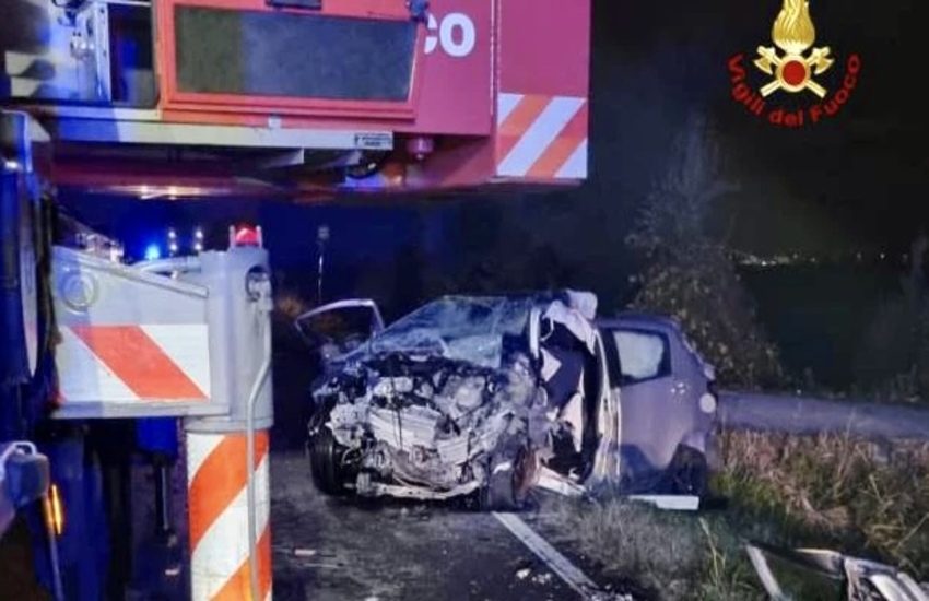 Violentissimo frontale, muoiono tre donne e un uomo