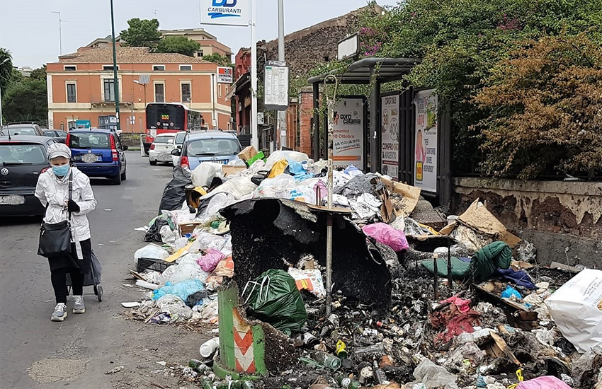 I rifiuti invadono fontanelle e fermate del bus: “Sindaco svegliati, Catania fa schifo”