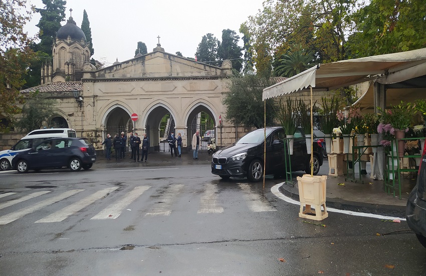 Elevata affluenza al cimitero di Catania, ma danni maltempo ancora visibili – FOTO