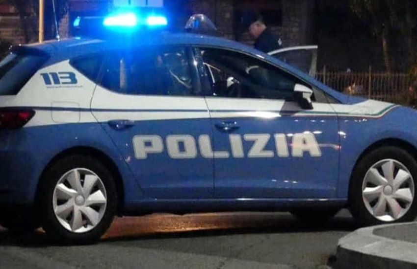 Momenti di terrore a Pianura: squilibrato devasta le auto in sosta e aggredisce i poliziotti