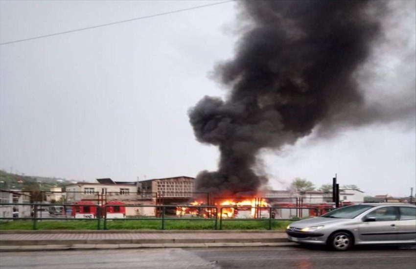 Fiamme nel cielo di Pozzuoli, in fiamme 3 autobus della CTP (VIDEO)