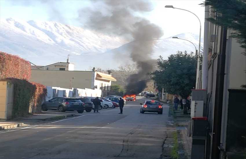 Auto in fiamme a Cicciano, paura presso l’ex Pastificio Russo