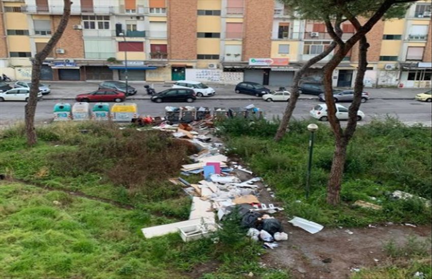 Rione Traiano, aiuole trasformate in discarica a cielo aperto. La denuncia dei residenti: “Viviamo nell’immondizia”