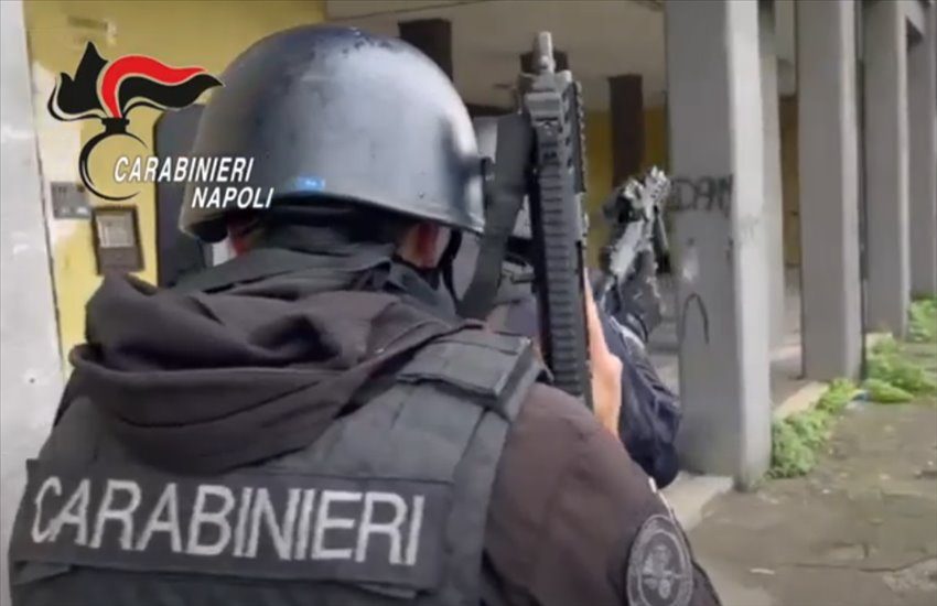 Arzano presidiata, controlli e perquisizioni nelle zone più a rischio. In manette un esponente del clan Amato-Pagano (VIDEO)