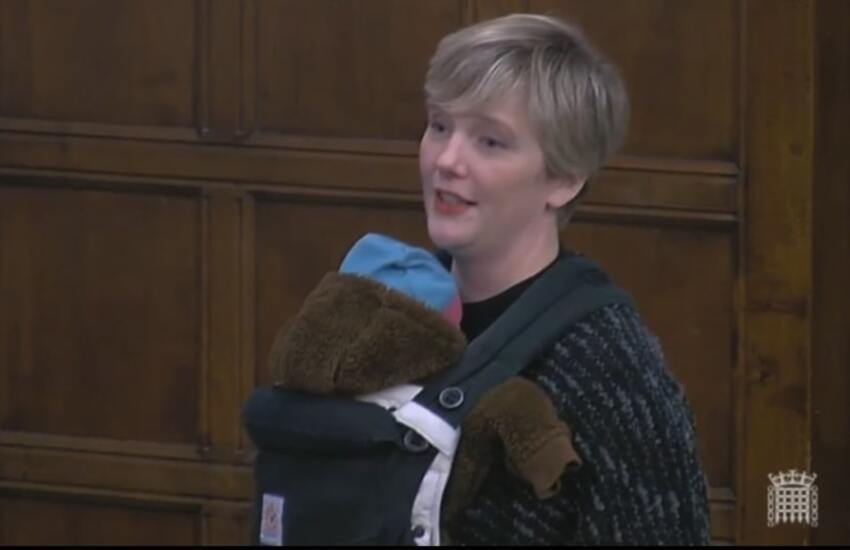 Westminster, la laburista Stella Creasy allontanata dal Parlamento: “Non è posto per allattare i bambini”