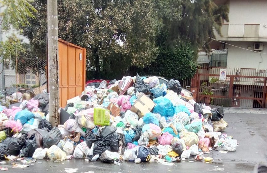 Catania, addio cassonetti spazzatura tra Barriera e Canalicchio: ma le “montagne” sono ancora lì