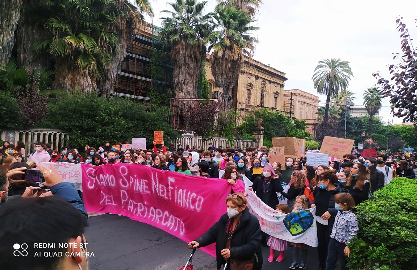 Catania, corteo antiviolenza sulle donne: occupazione del Santo Bambino e testimonianze di studentesse – GALLERY e VIDEO