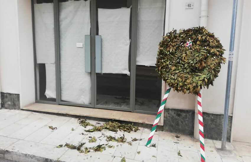 Vittoria: una corona d’alloro davanti all’ex sede elettorale di Di Falco