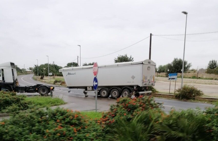 Incidente nel ragusano: Tir perde rimorchio sulla Ragusa – Marina di Ragusa