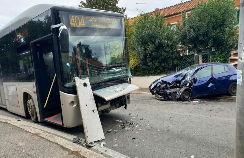 Incidente questa mattina a San Basilio, scontro frontale tra autobus e automobile