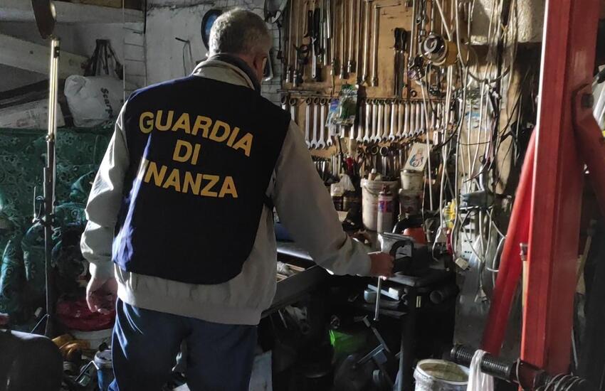 Altarello, scoperta officina abusiva, sequestro e sanzione “pesante”