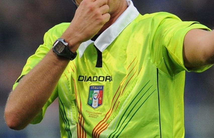 Serie A, infortunio per l’arbitro Dionisi: dentro il quarto uomo