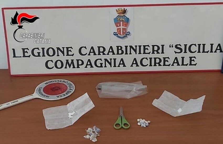 Aci Catena, prendeva le ordinazioni via chat, arrestato pusher 22enne