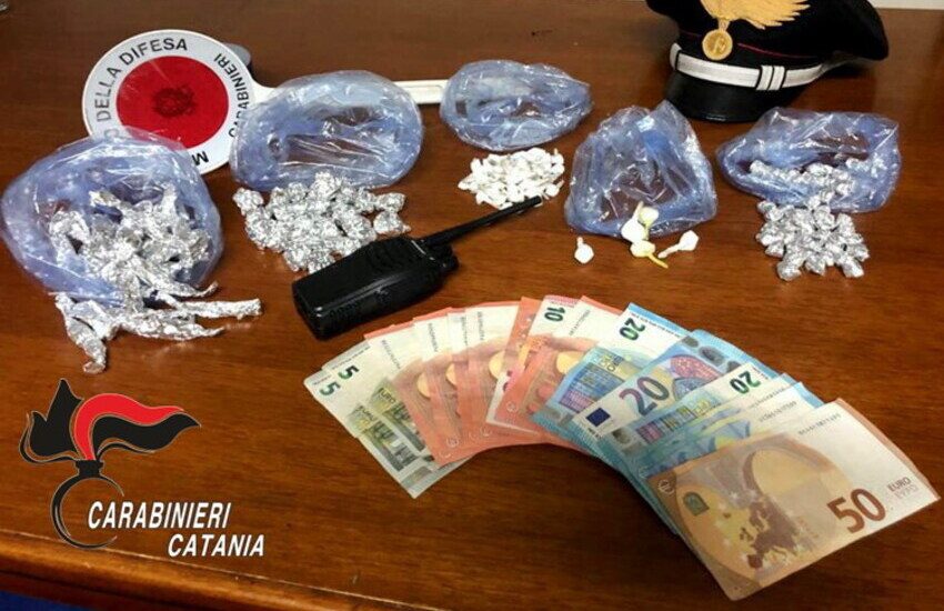 Catania, tradito dal “kit del perfetto spacciatore”, arrestato in via Capo Passero