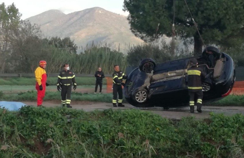 Tragico frontale al Cassinino tra auto e scooter: tre vittime. Centauri sbalzati nel Navigliaccio