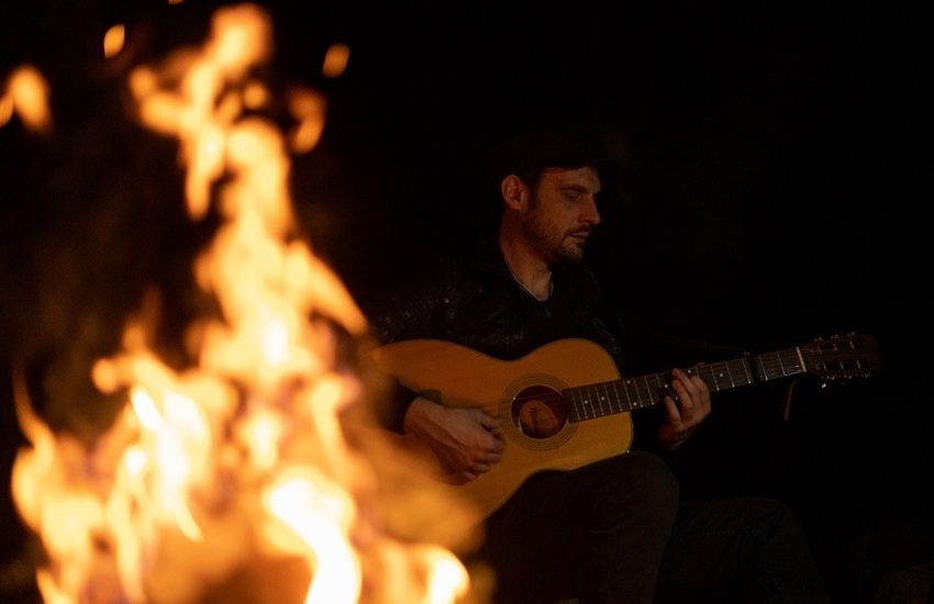 “Brucia”, il nuovo singolo del cantautore  Baschira